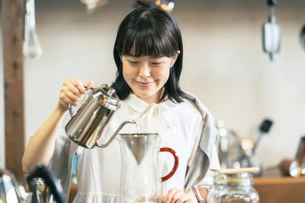 Una Giovane Donna Che Prepara Caffè Uno Spazio Rilassante — Foto Stock
