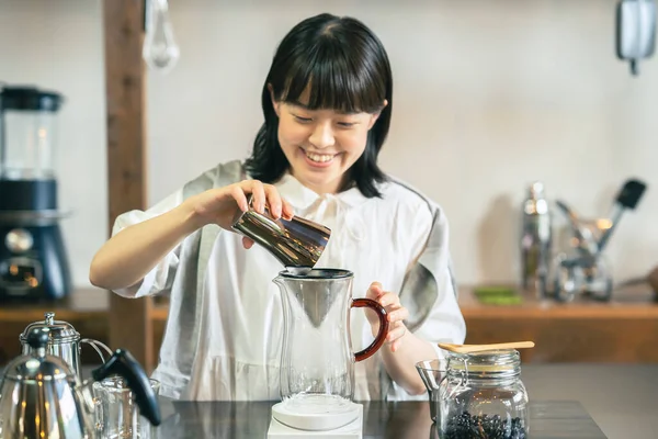 Uma Jovem Mulher Preparando Café Espaço Relaxante — Fotografia de Stock