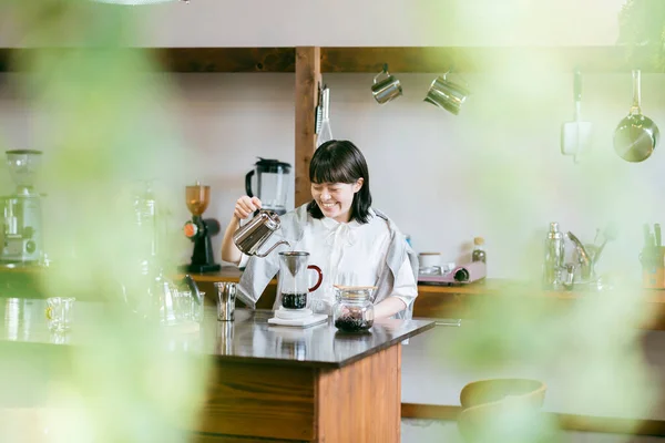 Ung Kvinna Brygger Kaffe Avkopplande Miljö — Stockfoto