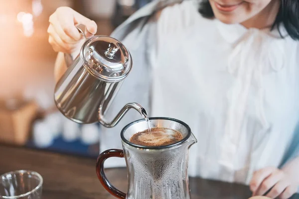 Uma Jovem Mulher Preparando Café Espaço Relaxante — Fotografia de Stock