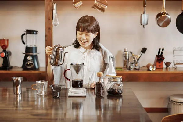 Een Jonge Vrouw Die Koffie Zet Met Een Hand Druipt — Stockfoto