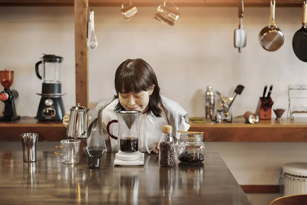 Uma Jovem Mulher Fazendo Café Com Uma Mão Gotejamento Espaço — Fotografia de Stock