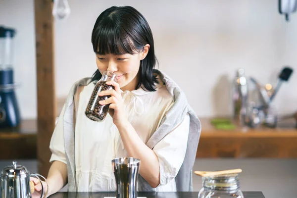 Una Joven Sonriendo Ante Aroma Los Granos Café — Foto de Stock