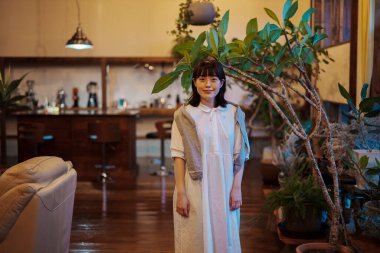 Sıcak bir atmosferi olan sakin bir yer ve genç bir kadın.