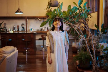 Sıcak bir atmosferi olan sakin bir yer ve genç bir kadın.