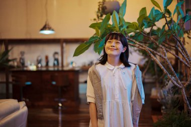 Sıcak bir atmosferi olan sakin bir yer ve genç bir kadın.