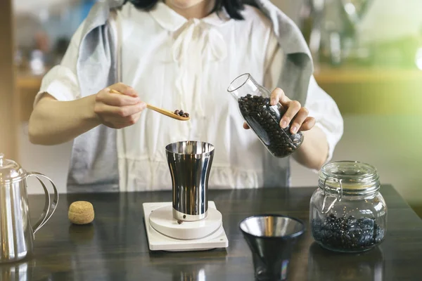 Uma Jovem Mulher Preparando Café Espaço Relaxante — Fotografia de Stock