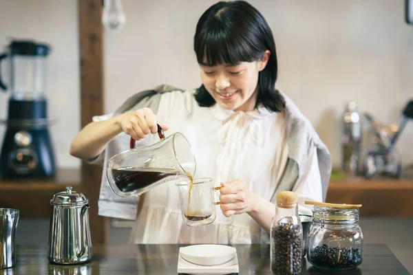 Young Woman Brewing Coffee Relaxing Space — Stock Photo, Image