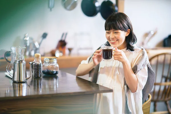 Eine Junge Frau Brüht Und Trinkt Kaffee Einer Ruhigen Atmosphäre — Stockfoto
