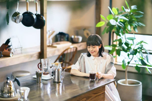 Uma Jovem Mulher Preparando Bebendo Café Ambiente Calmo — Fotografia de Stock