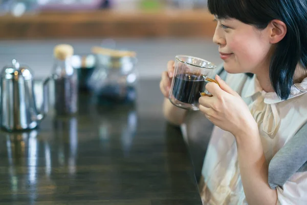 Ung Kvinna Dricker Kaffe Varm Atmosfär — Stockfoto