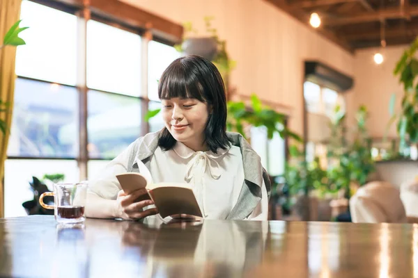 Una Giovane Donna Che Legge Libro Atmosfera Calda — Foto Stock