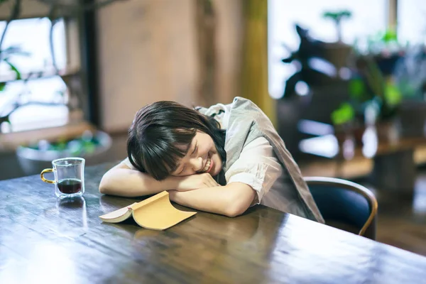 Una Mujer Joven Durmiendo Una Habitación Moderadamente Luminosa Con Una — Foto de Stock