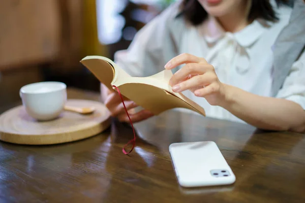 Uma Jovem Mulher Lendo Livro Ambiente Relaxante — Fotografia de Stock