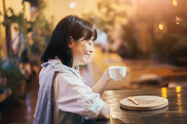 Junge Frau Trinkt Kaffee Warmer Atmosphäre — Stockfoto