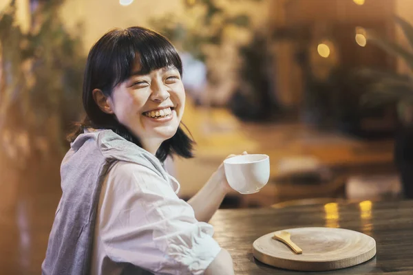 Jovem Mulher Bebendo Café Uma Atmosfera Quente — Fotografia de Stock