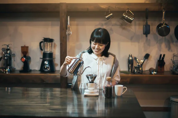 Uma Jovem Mulher Fazendo Café Com Uma Mão Gotejamento Espaço — Fotografia de Stock