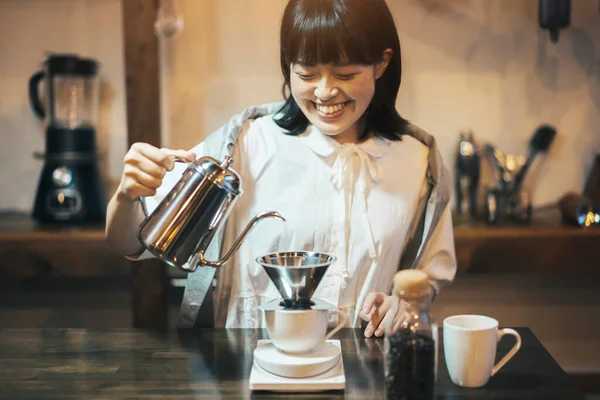 Uma Jovem Mulher Fazendo Café Com Uma Mão Gotejamento Espaço — Fotografia de Stock