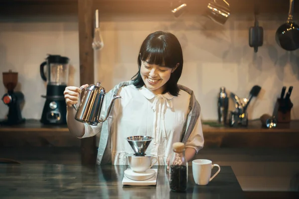 Uma Jovem Mulher Fazendo Café Com Uma Mão Gotejamento Espaço — Fotografia de Stock