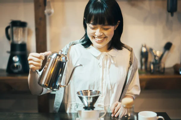 Young Woman Brewing Coffee Relaxing Space — Stock Photo, Image