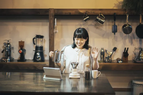 Una Giovane Donna Che Prepara Caffè Con Una Flebo Mano — Foto Stock