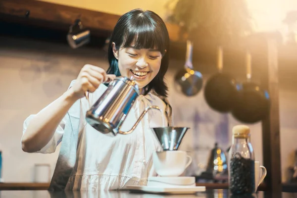 Uma Jovem Mulher Fazendo Café Com Uma Mão Gotejamento Espaço — Fotografia de Stock