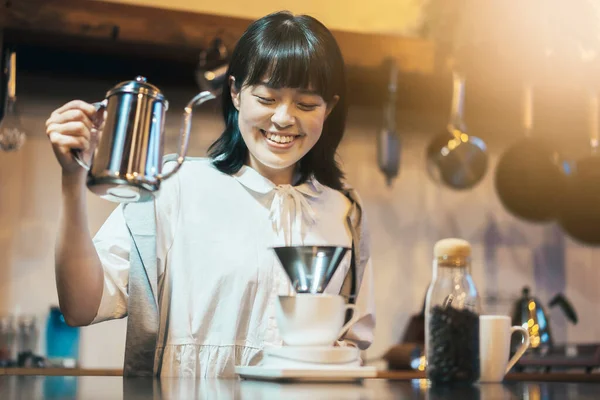 Uma Jovem Mulher Fazendo Café Com Uma Mão Gotejamento Espaço — Fotografia de Stock