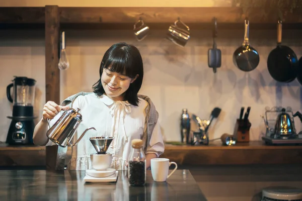 Uma Jovem Mulher Fazendo Café Com Uma Mão Gotejamento Espaço — Fotografia de Stock