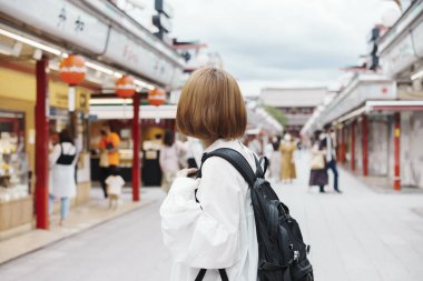Asakusa 'yı gezen bir kadın, Japonya' da tipik bir turistik ilgi odağı.