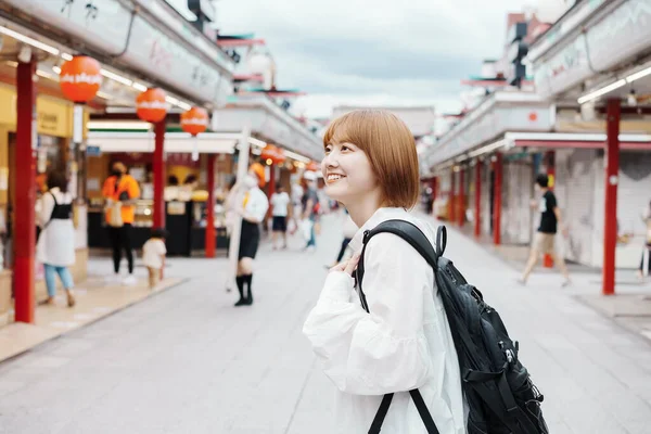 Una Mujer Turismo Asakusa Una Atracción Turística Típica Japón — Foto de Stock