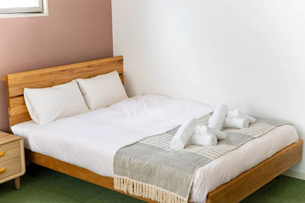 Helles Schlafzimmer Mit Weißen Bettlaken Zimmer — Stockfoto