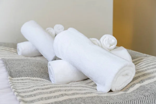 Weißes Handtuch Auf Dem Bett Zimmer — Stockfoto
