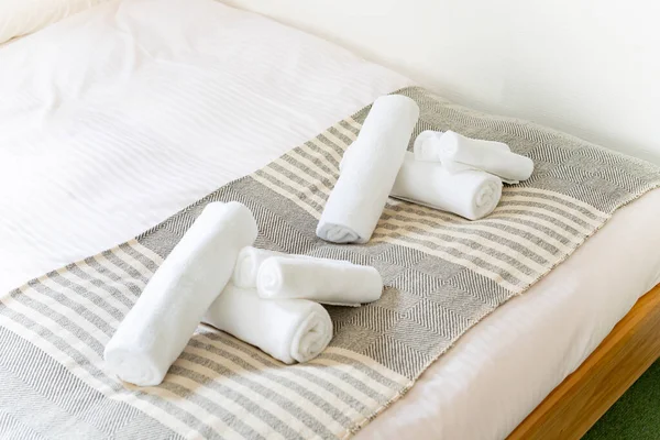 Asciugamano Bianco Posto Sul Letto Camera — Foto Stock