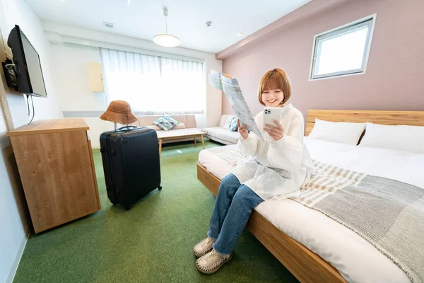 Asian Young Woman Looking Map Smartphone Hotel Room — Stock Photo, Image