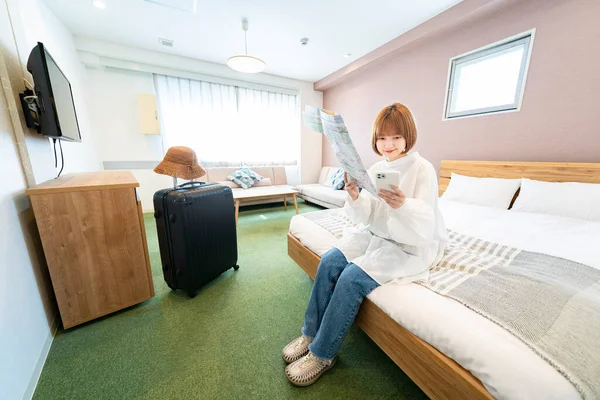 Asian Young Woman Looking Map Smartphone Hotel Room — Stock Photo, Image