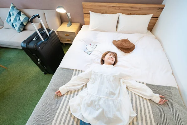 Asian Woman Relaxing Bed Hotel — Stock Photo, Image