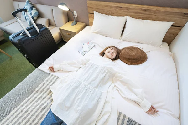 Asian Woman Relaxing Bed Hotel — Stock Photo, Image