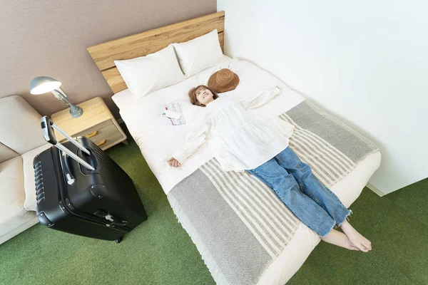 Asian Woman Relaxing Bed Hotel — Stock Photo, Image