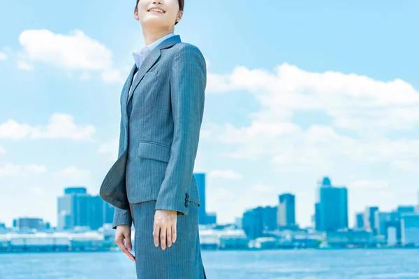 Centro Ciudad Cielo Azul Mujer Negocios Joven Asiática —  Fotos de Stock