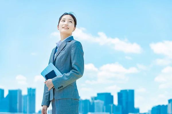 Centrum Blå Himmel Och Asiatisk Ung Affärskvinna — Stockfoto