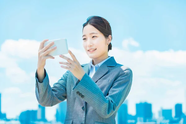 Akıllı Telefonun Ekranına Hevesle Bakan Bir Kadını — Stok fotoğraf