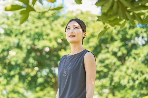 Asiática Joven Mujer Relajante Verde — Foto de Stock