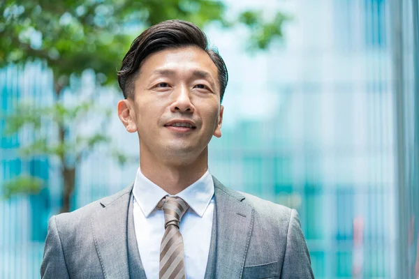 Hombre Negocios Asiático Pie Distrito Oficinas Con Una Sonrisa —  Fotos de Stock