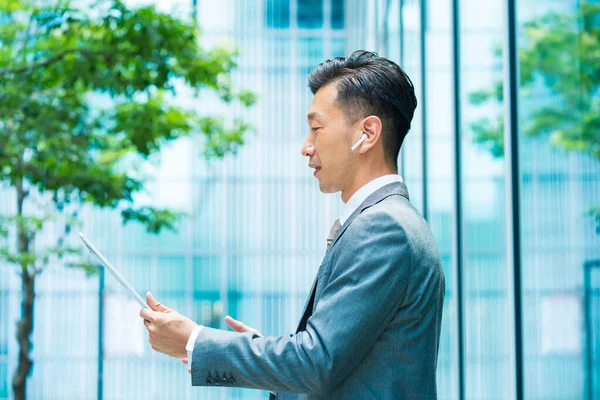 Asiatico Uomo Affari Che Comunica Online Utilizzando Tablet — Foto Stock