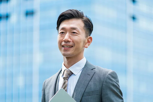 Asiatico Businessman Standing Ufficio Distretto Con Sorriso — Foto Stock