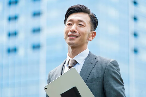 Asiatico Businessman Standing Ufficio Distretto Con Sorriso — Foto Stock
