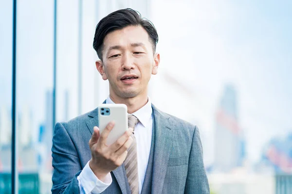 Empresário Asiático Olhando Para Uma Tela Smartphone — Fotografia de Stock