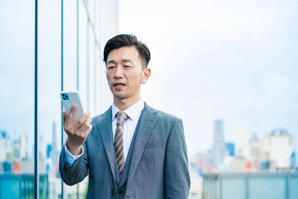 Asiatico Uomo Affari Guardando Smartphone Schermo — Foto Stock