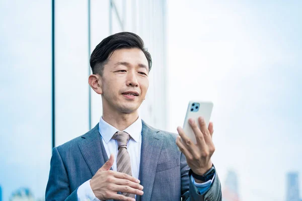 Asiatico Uomo Affari Guardando Smartphone Schermo — Foto Stock