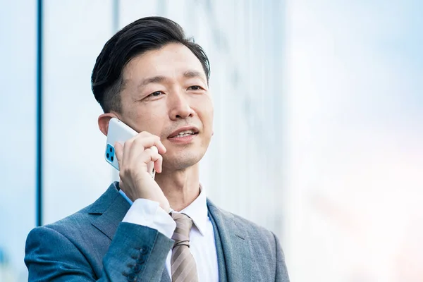 Asiatico Uomo Affari Parlando Uno Smartphone — Foto Stock